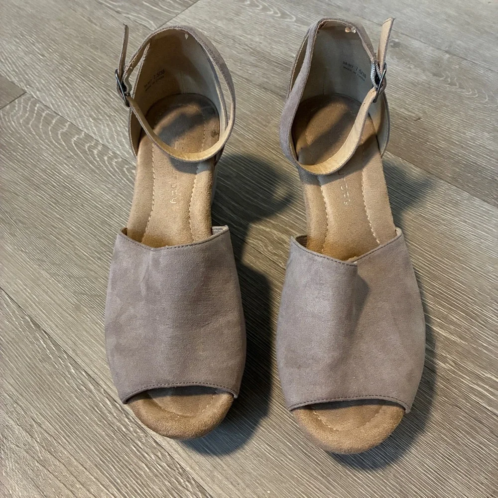 N/A beige gray